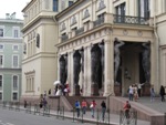 Атланты у входа в Малый Эрмитаж